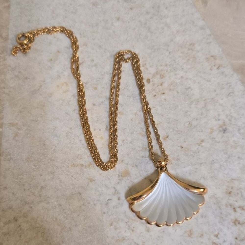 Vintage 1981 Avon White Frosted Lead Crystal Scallop Seashell Gold Tone Pendant